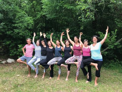 Üben Sie gemeinsam in einer Gruppe Yoga im Hotel Balatura