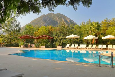 Auf den gemütlichen Sonnenliegen am Pool haben Sie einen wunderschönen Blick auf das Meer im Lykia