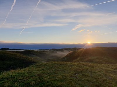 Genießen Sie den wunderschönen Sonnenuntergang auf Baltrum