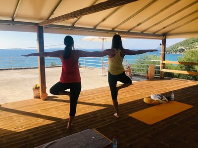 Yoga-Stunden auf der Terrasse des Ilios Center