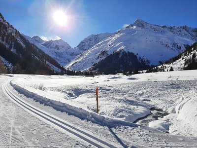 Tiefe Sonne in schneebedeckten Bergen