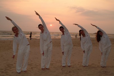 Üben Sie gemeinsam mit anderen Ayurveda-Gästen Yoga im Maha Gedara 