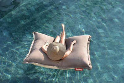 Entspannen Sie im Infinity-Pool mit Blick auf das Meer. 