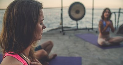 In sich kehren bei einer ruhigen Meditation auf der Terrasse des Hotel Galosol auf Madeira