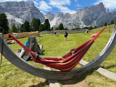 Kurze Erholung in der Hängematte von der Wanderung