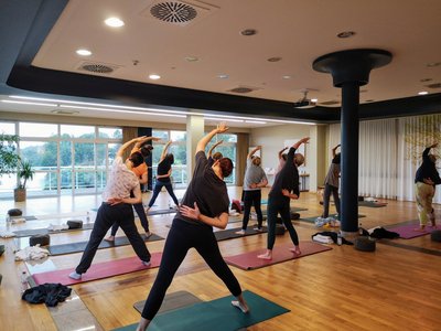 Yoga üben mit Ausblick auf den See