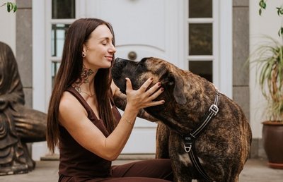 Gastgeberin Chiara und Retreat-Hund Liesel