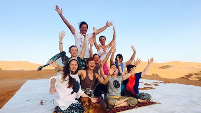 Viel Spaß hat die Yoga-Gruppe in der Sahara