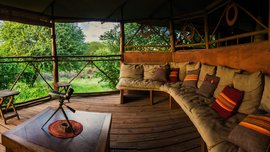 Entspannen Sie in der Lounge im Isoitok Camp mit Blick ins Grüne Entspannen Sie in der Lounge im Isoitok Camp mit Blick ins Grüne