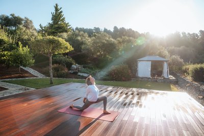 Eine Yoga-Einheit bei strahlendem Sonnenschein