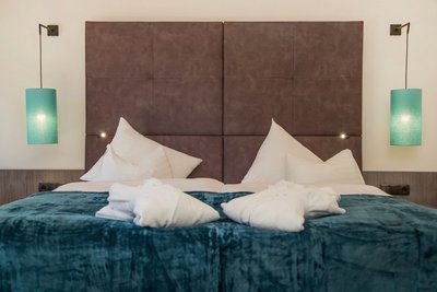 Die Zimmer des Hotels Vier Jahreszeiten sind modern und mit Liebe zum Detail eingerichtet 