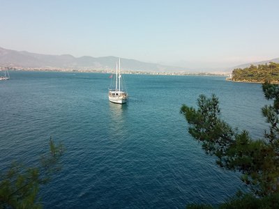 Einsame Buchten mit dem Segelboot ansteuern