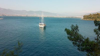 Einsame Buchten mit dem Segelboot ansteuern