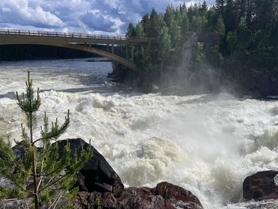 Wanderung entlang des Flusses