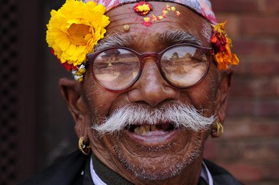 Nepalesischer Mann mit Brille und weißen Schnauzbart 