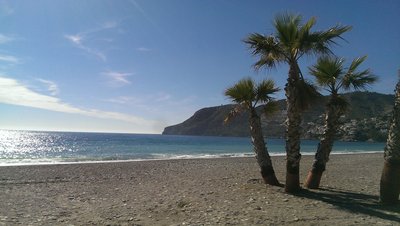 Am Strand von La Herradura in Andalusien genießen Sie die warmen Sonnenstrahlen Andalusiens