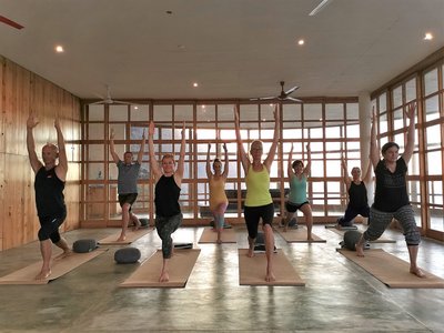 Zusammen Yoga üben im Mamiwata Eco Village