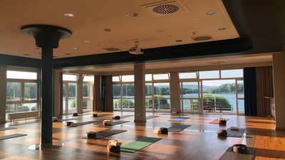 Ein Yogaraum in einem Hotel mit Blick auf den See
