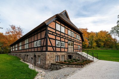 Im Park am See erleben Sie Naturverbundenheit und zeitlose Eleganz