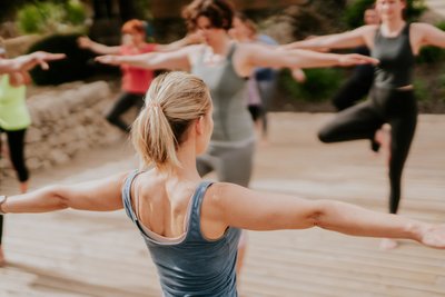 Gemeinsame Yoga-Stunden in der Gruppe