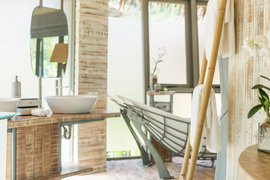 In den TreeHouse Villas stehen Ihnen großzügige Badezimmer zur Verfügung In den TreeHouse Villas stehen Ihnen großzügige Badezimmer zur Verfügung