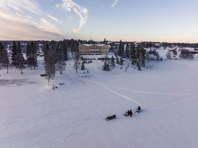 Mit dem Schneemobil durch das winterliche Schweden