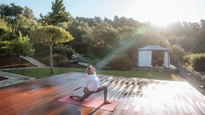 Eine Yoga-Einheit bei strahlendem Sonnenschein Eine Yoga-Einheit bei strahlendem Sonnenschein