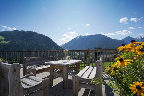 Genießen Sie die Sonne und die tolle Aussicht auf der Terasse des Bio-Hotels Bergkristall