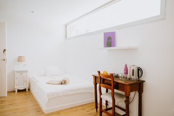 Das helle Zimmer für die Kursleitenden auf der Finca