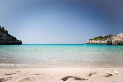 Die Bucht Cala Anguila auf Mallorca ist bekannt für ihren schönen weißen Sandstrand