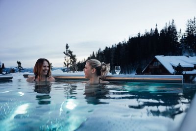 Entspannen Sie sich im großzügigen Wellnessbereich