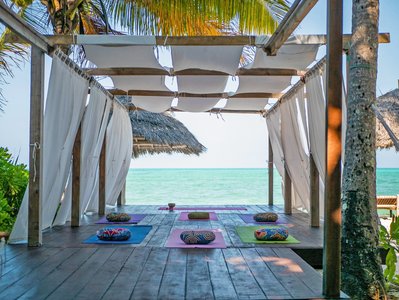Die Yoga Shala mit Blick auf das blaue Meer