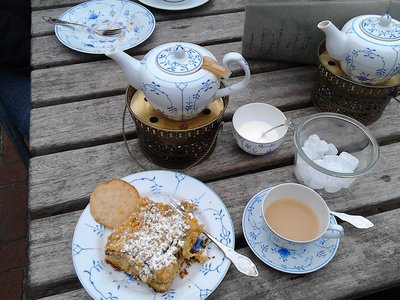 Auch beim Tee mit Kuchen im Cafe Kluntjes - pures maritimes Erlebnis!
