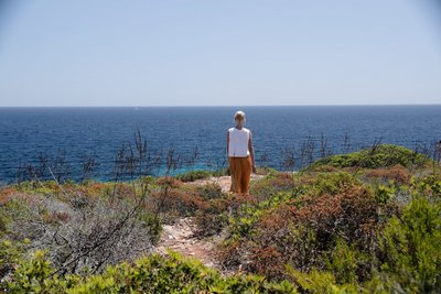 Der kleine Weg entlang unberührter Natur führt hinunter an die Küste Mallorcas