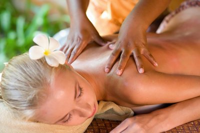 Genießen Sie die heilende und entspannende Wirkung einer ayurvedischen Abhyanga Massage in der Villa Safira