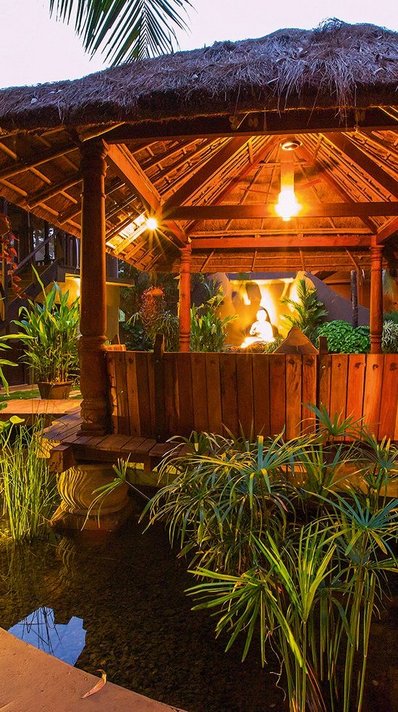 Genießen Sie die gemütliche Atmosphäre des von einem kleinen Teich umgebenen Ruhe-Pavillons vor oder auch nach Ihrer Spa-Behandlung im Ashiyana.