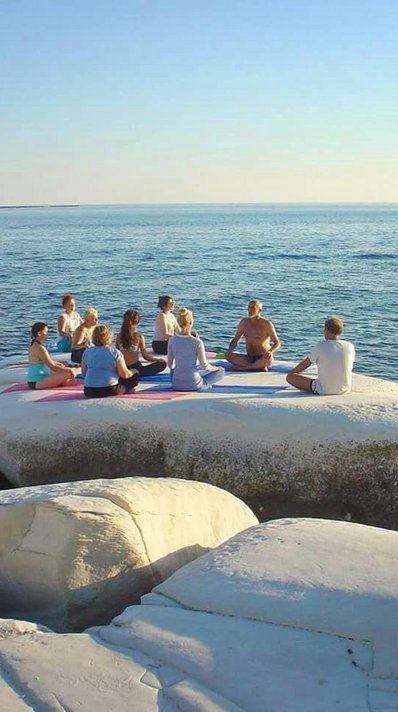 Gemeinsam auf den weißen Felsen am Strand von Zypern Yoga üben - Herrlich