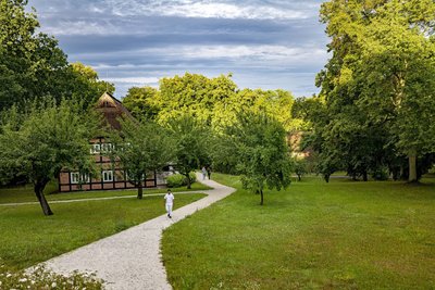 Auf neuen Wegen durch die großzügige Parkanlage