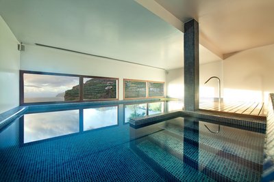 Im Winter können Sie im Indoor-Pool mit einer wunderschönen Aussicht auf das Meer schwimmen