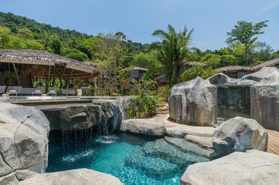 In den TreeHouse Villas können Sie ein Bad in den Pools nehmen und unter einem Wasserfall eintauchen 