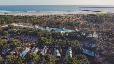 Eingebettet in einen Wald aus hochgewachsenen Pinien, steht das Feel Viana Hotel