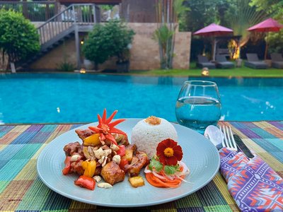 Essen mit Blick über den Pool