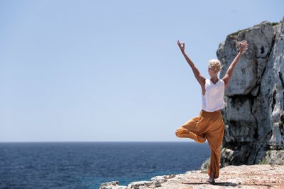 Begrüßen Sie die Sonne mit Yoga in der Bucht Cola Botà nahe der Finca Son Mola Vell