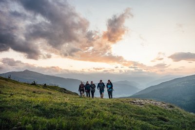 Genießen Sie die ruhige Natur der Berge 