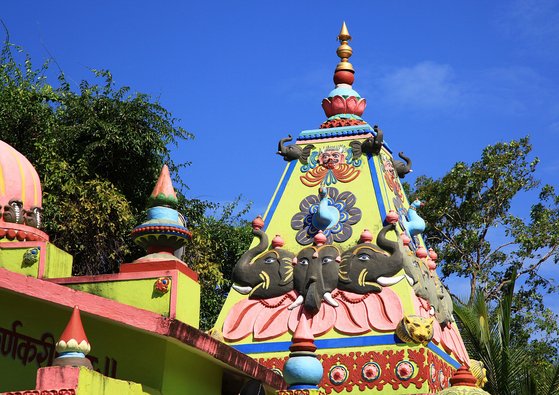 Ein Teil eines Tempels mit Elefanten Gesichtern bestückt