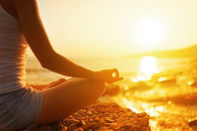 Mit Meditation beim Sonnenuntergang entspannen