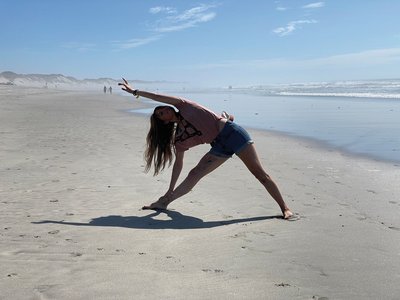 Auch am Strand wird Yoga geübt