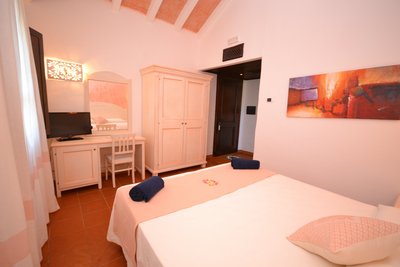 Die im sardischen Stil liebevoll eingerichteten Zimmer laden zum Wohlfühlen ein