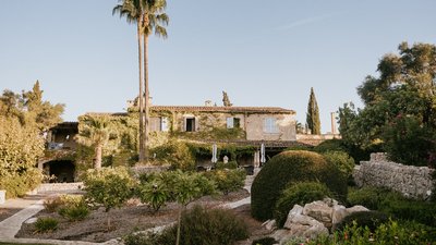 Im großzügigen Garten duftet es nach Blumen und Kräutern