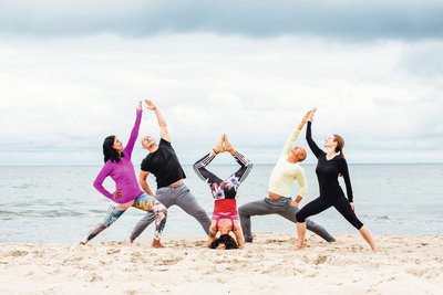 Verlegen Sie Ihre Yogaeinheiten an die langen Sandsträden vom Ostseebad Baabe. 